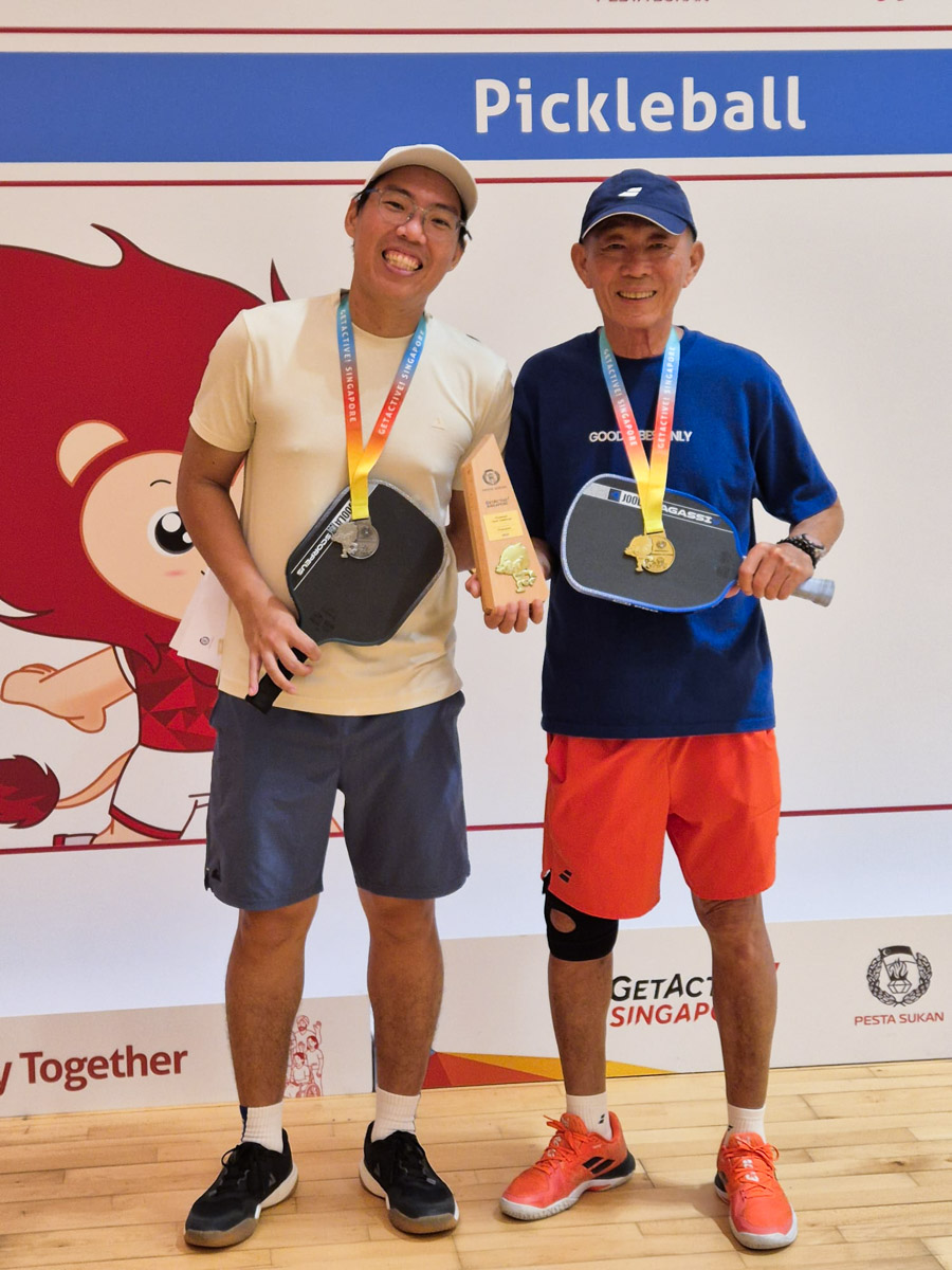 Aron's father, Richard, won gold at the recent Pesta Sukan while Aron could only manage a silver. Well, the man did introduce the game to Aron and Richie so...