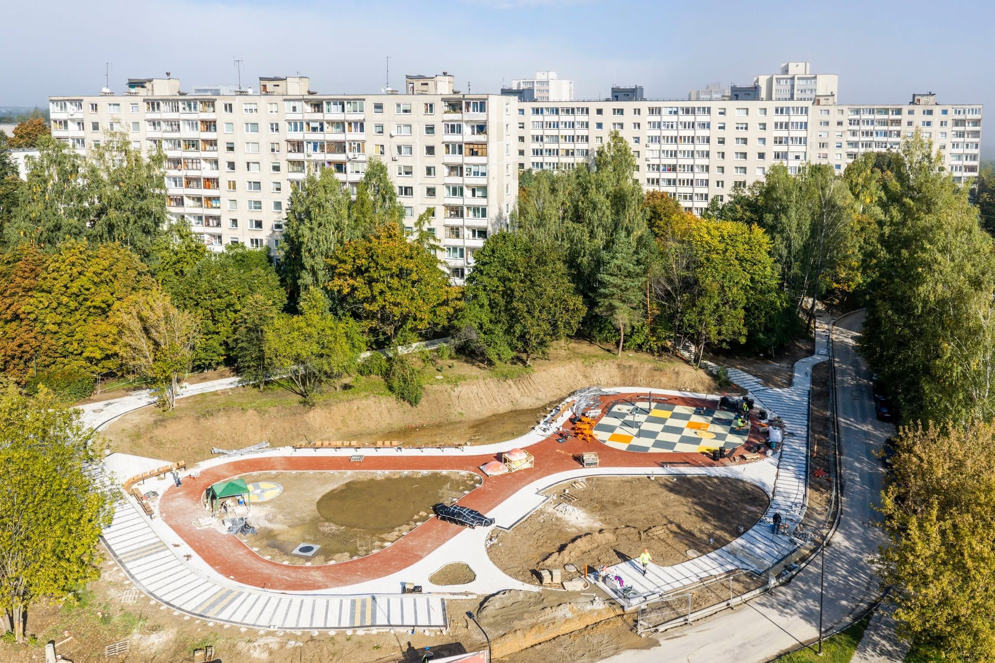 Žirmūnuose baigiamas įrengti išskirtinis skveras