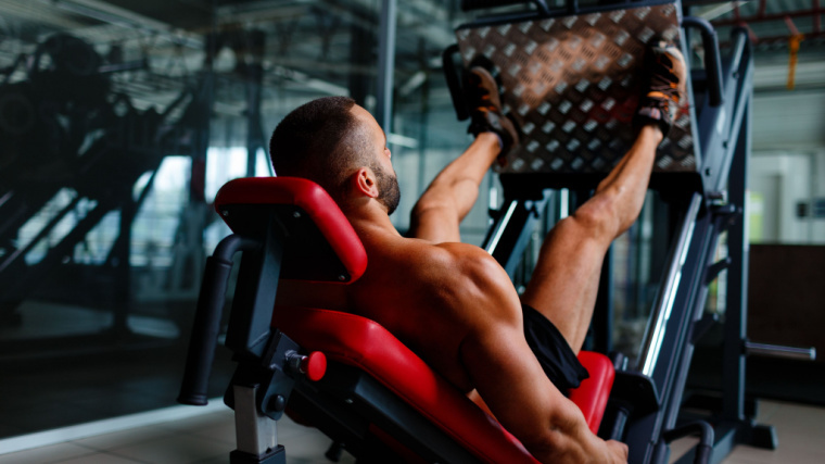 🏋️‍♀️ build a bigger back with a simple grip tweak 
