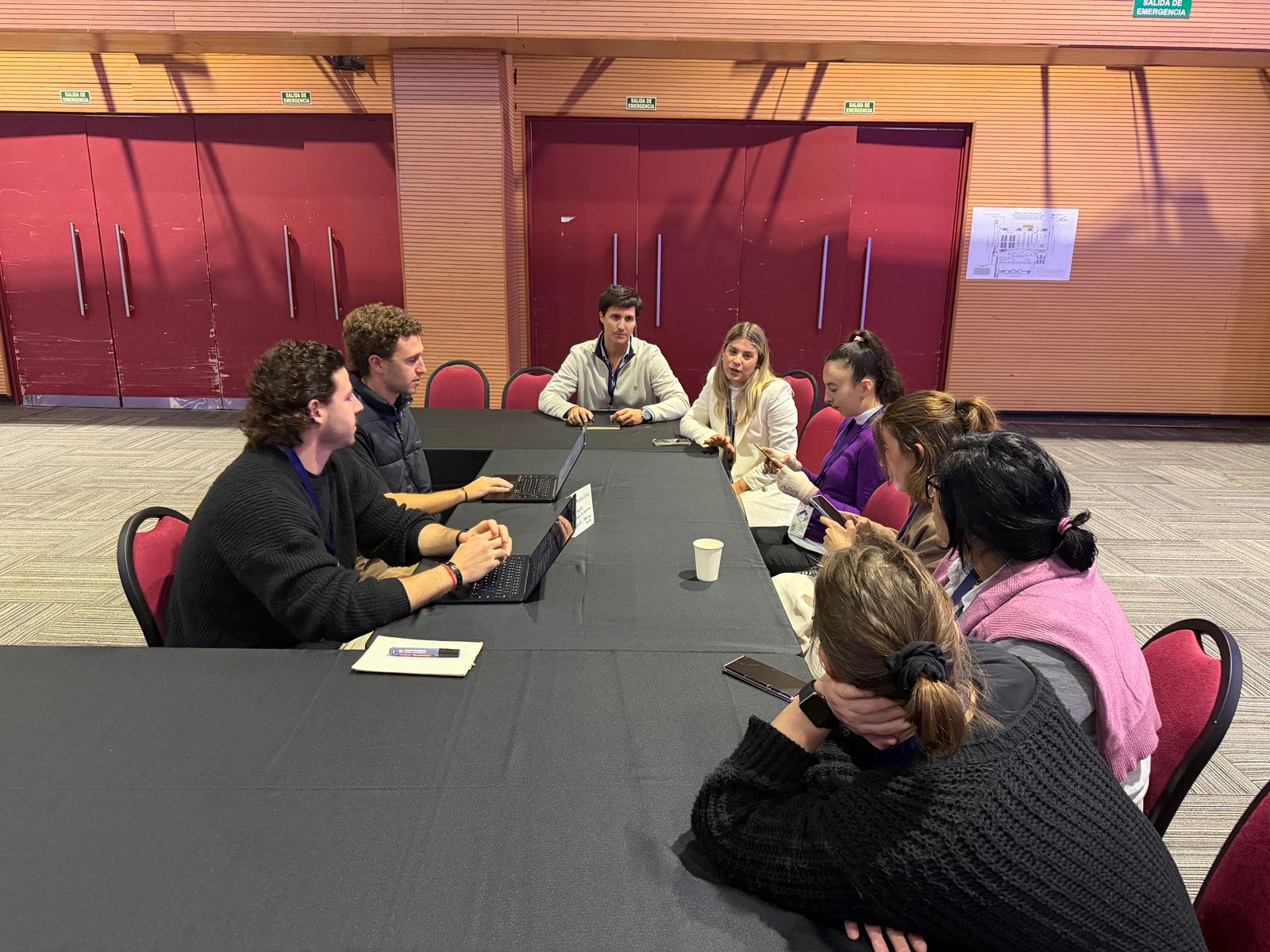 Evento de Endeavor: la mesa, el networking, con Pato